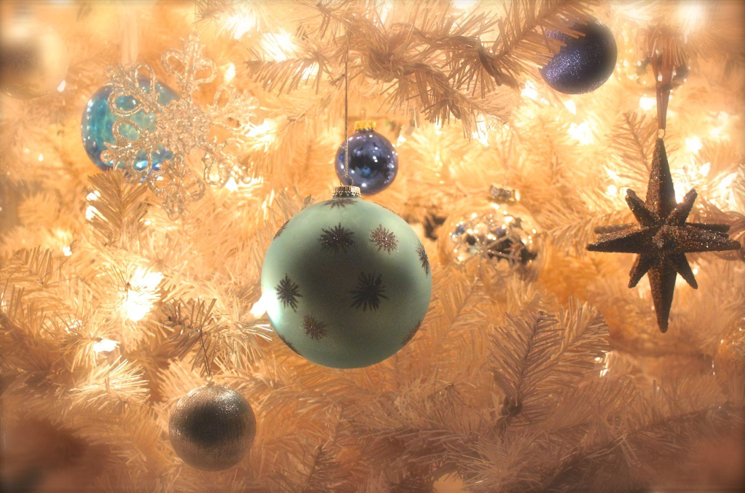 Sparkling Decorations for Your Christmas Tree: Glass Ornaments and More!